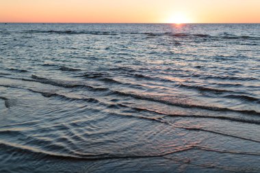 gün batımı ve denizin akşam manzara yanı sıra su gelgit