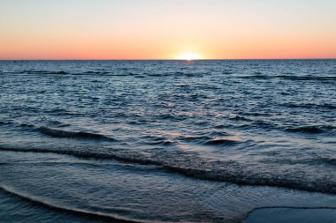 gün batımı ve denizin akşam manzara yanı sıra su gelgit