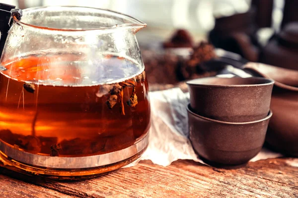 Čínská čajová sada a příslušenství z yixingové hlíny na starém dřevěném stole — Stock fotografie