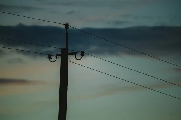 Gökyüzü ve bulutlara karşı elektrik desteği — Stok fotoğraf