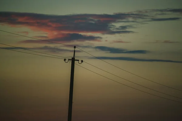 Gökyüzü ve bulutlara karşı elektrik desteği — Stok fotoğraf