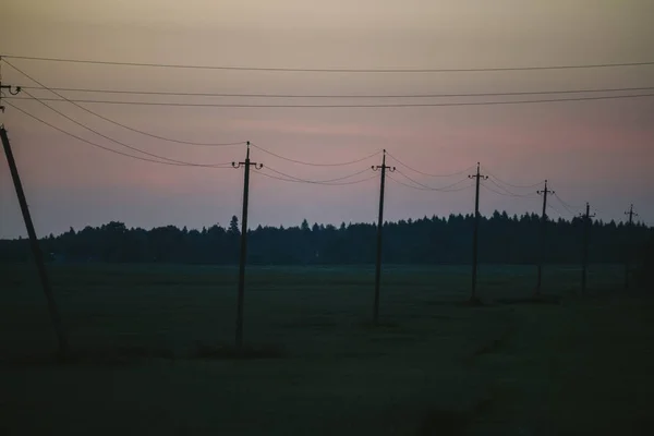 Elektriskt stöd på fältet på kvällen — Stockfoto