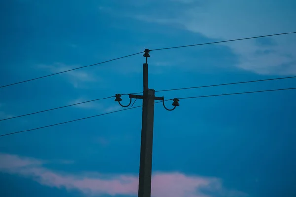 Gökyüzü ve bulutlara karşı elektrik desteği — Stok fotoğraf