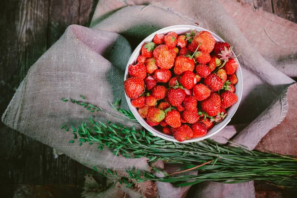 Fresas naturales y frescas en el viento blanco — Foto de Stock