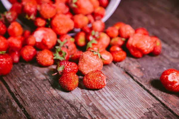 पांढरा बादली पासून नैसर्गिक आणि ताजे स्ट्रॉबेरी शिंपडली — स्टॉक फोटो, इमेज