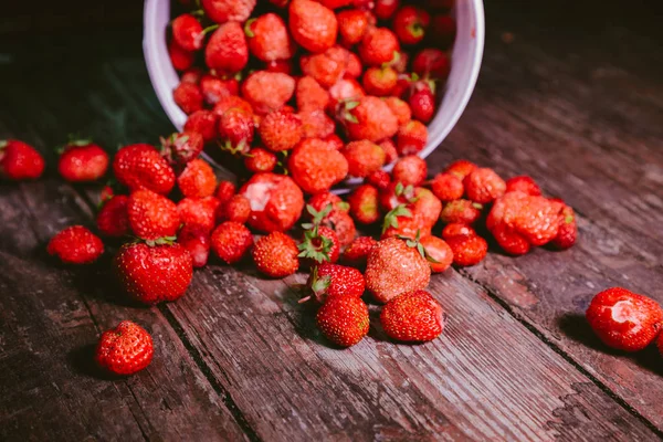 Saupoudrer de fraise fraîche et naturelle d'un seau blanc — Photo