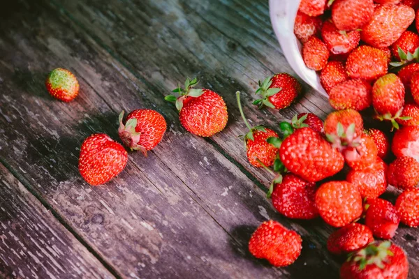 Saupoudrer de fraise fraîche et naturelle d'un seau blanc — Photo