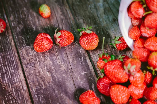 Saupoudrer de fraise fraîche et naturelle d'un seau blanc — Photo
