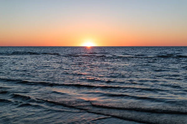 Paysage nocturne du coucher du soleil et de la mer ainsi que la marée d'eau — Photo