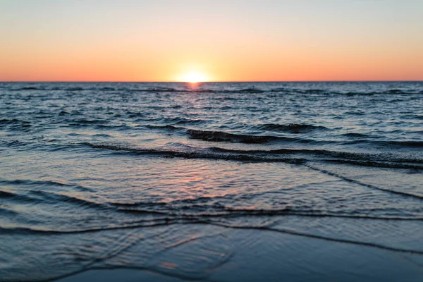 Paisagem noturna do pôr do sol e do mar, bem como a maré de água — Fotografia de Stock