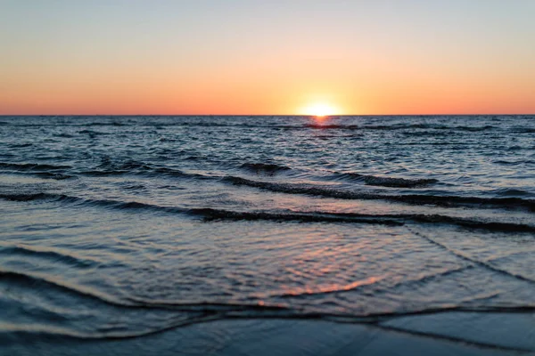 Paysage nocturne du coucher du soleil et de la mer ainsi que la marée d'eau — Photo