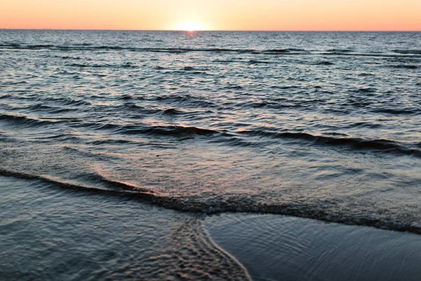 Paisagem noturna do pôr do sol e do mar, bem como a maré de água — Fotografia de Stock