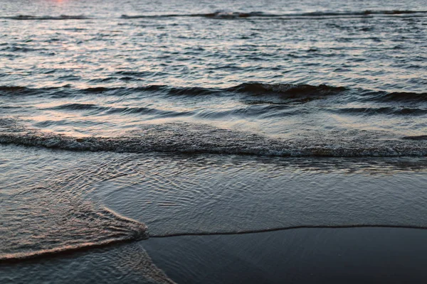 Foto da maré de água em uma praia arenosa — Fotografia de Stock