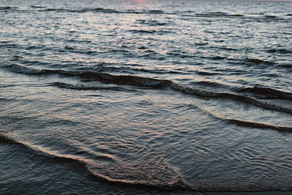 Foto da maré de água em uma praia arenosa — Fotografia de Stock