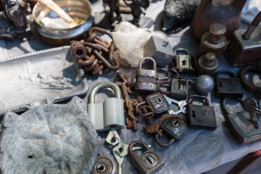 açık pazarda birçok asma kilitler ve diğer aksesuarlar