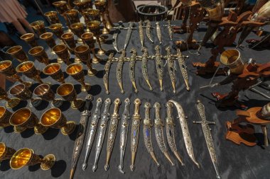 bir çelik kasa ve metal şarap bardak hançer ve bıçak