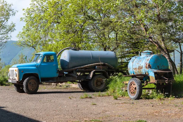 Camión y dos cisternas azules en el verano —  Fotos de Stock