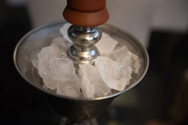 Pedaços de gelo no refrigerador de gelo para shisha — Fotografia de Stock