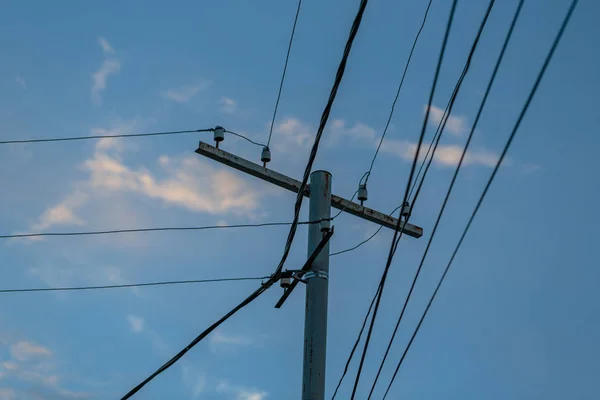 Elektromos vezérlő támogatás a kék égbolton — Stock Fotó