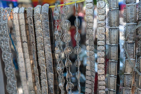 Perlen und Armbänder sowie Ketten im Basar — Stockfoto