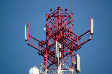 mavi gökyüzü arka plan üzerinde mobil antenler ile kırmızı kule