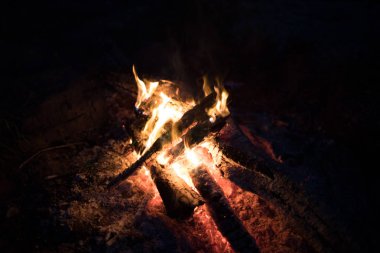 yaz aylarında geceleri parlak yanan şenlik ateşi