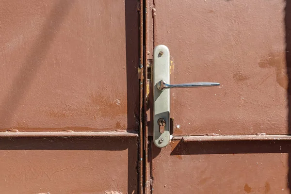 Fondo de una puerta de hierro con un mango durante el día —  Fotos de Stock