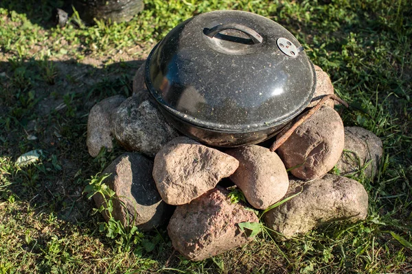 Barbacoa especial en las piedras en el verano — Foto de Stock