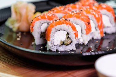 siyah bir tabakta Japon rulo fotoğrafı