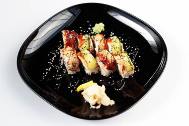 siyah bir tabakta Japon rulo fotoğrafı