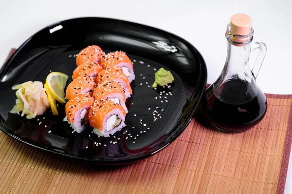 Foto van Japanse rollen in een zwarte plaat — Stockfoto