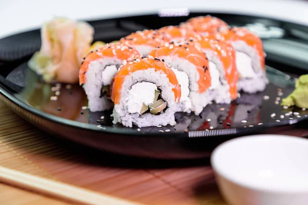 Foto van Japanse rollen in een zwarte plaat — Stockfoto