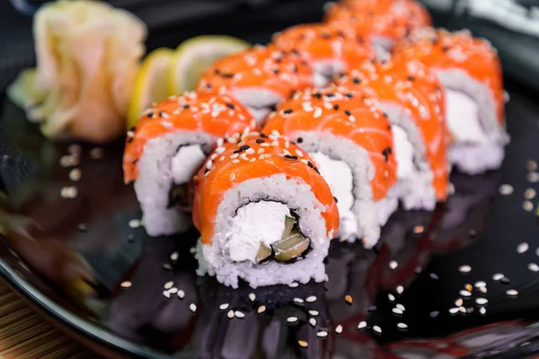 Foto van Japanse rollen in een zwarte plaat — Stockfoto