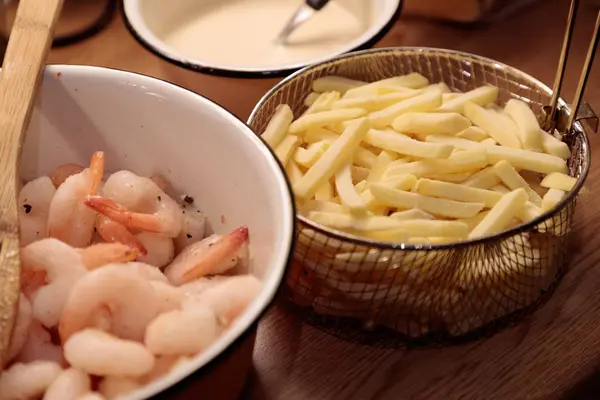 Crevettes frites et sauce dans la cuisine gros plan — Photo