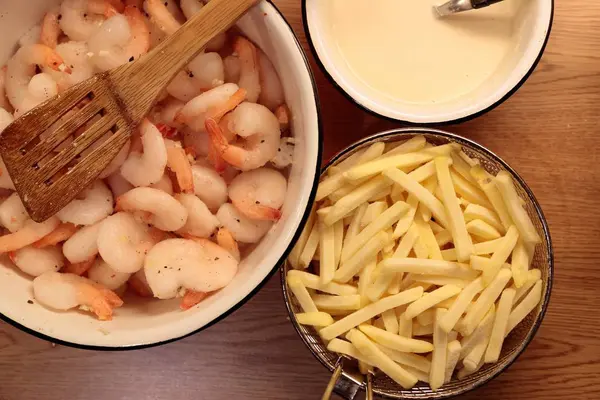 Crevettes frites et sauce dans la cuisine gros plan — Photo