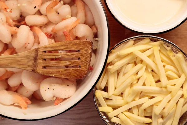 Crevettes frites et sauce dans la cuisine gros plan — Photo