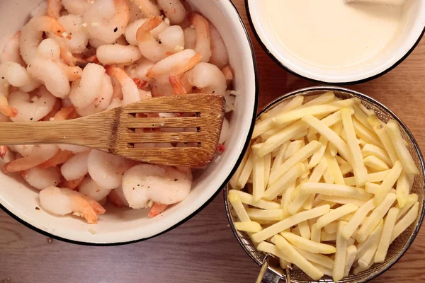 Crevettes frites et sauce dans la cuisine gros plan — Photo