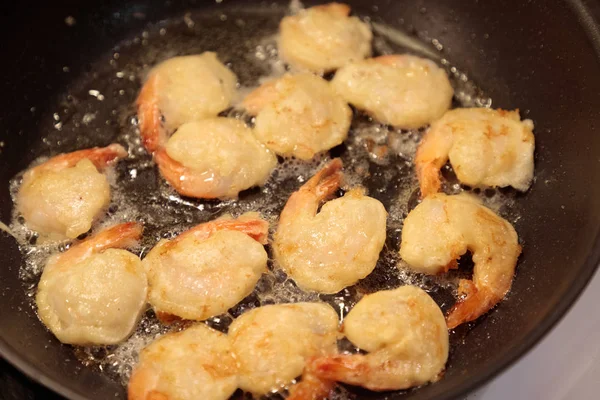 Crevettes frites dans une poêle close-up — Photo