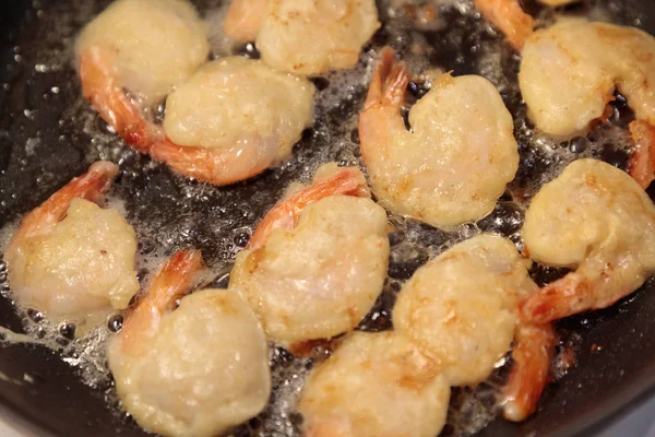 Креветки, жареные на сковороде крупным планом — стоковое фото