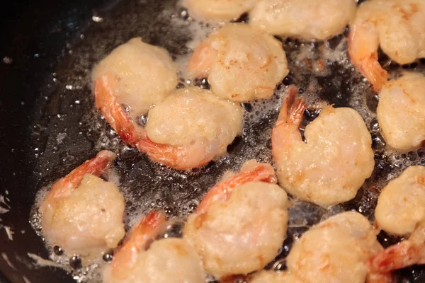 Shrimp fried in a frying pan close-up — Stock Photo, Image