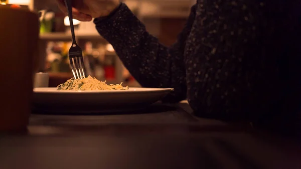 Ο άνθρωπος τρώει ένα πιάτο με πιρούνι στο εστιατόριο — Φωτογραφία Αρχείου