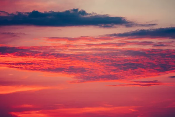Красивое цветное небо и облака летом — стоковое фото