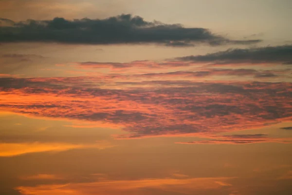 Schöne Farbe Himmel und Wolken im Sommer — Stockfoto