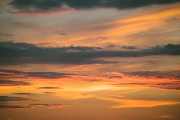 Schöne Farbe Himmel und Wolken im Sommer — Stockfoto