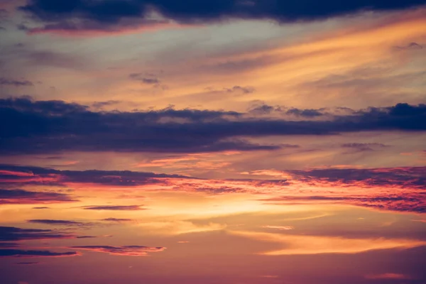 Cielo hermoso color y nubes en el verano — Foto de Stock