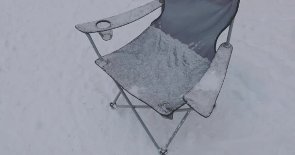 Κατασκήνωση πτυσσόμενη καρέκλα το χειμώνα — Αρχείο Βίντεο