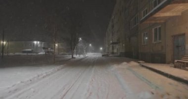 kışın ıssız bir şehir caddesi boyunca gece yürüyüşü