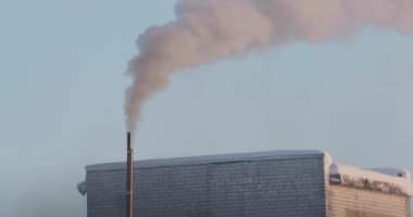 don sırasında bir baca dan beyaz kalın duman