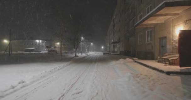 Promenade nocturne le long d'une rue déserte en hiver — Video