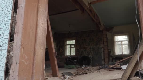 Antigua casa de madera abandonada en ruinas — Vídeos de Stock